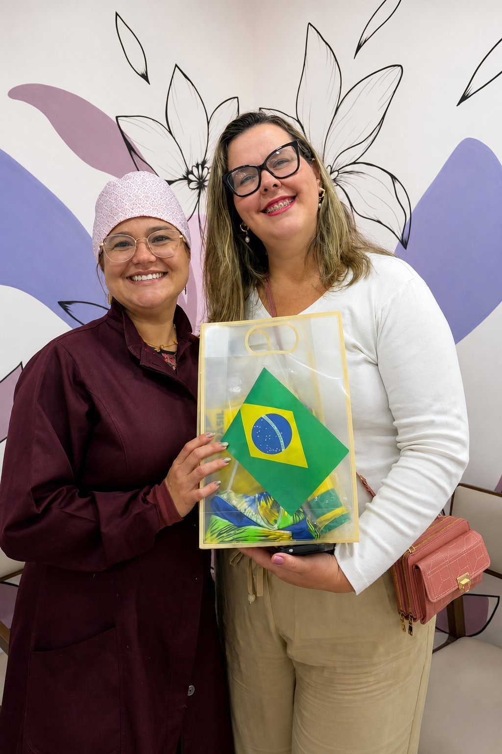 Equipe da Clínica Dra. Flavia Pousa acolhendo uma paciente com carinho, Barra da Tijuca, RJ