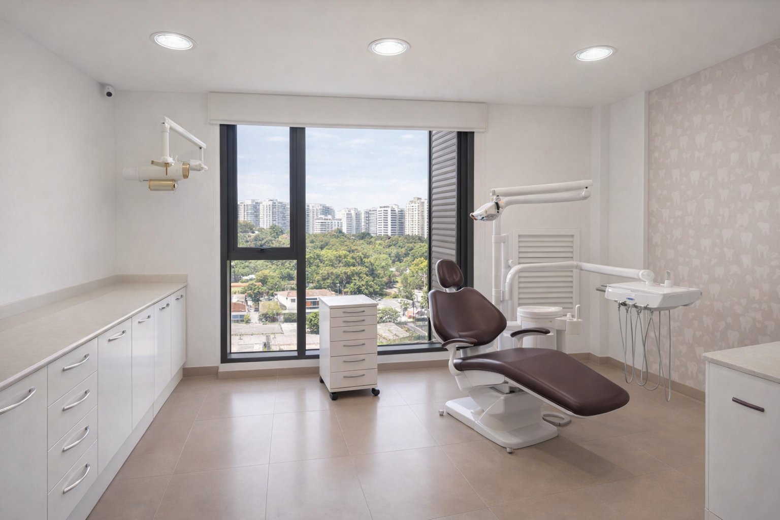 Consultório odontológico da Clínica Dra. Flavia Pousa, com vista para a Barra da Tijuca, RJ