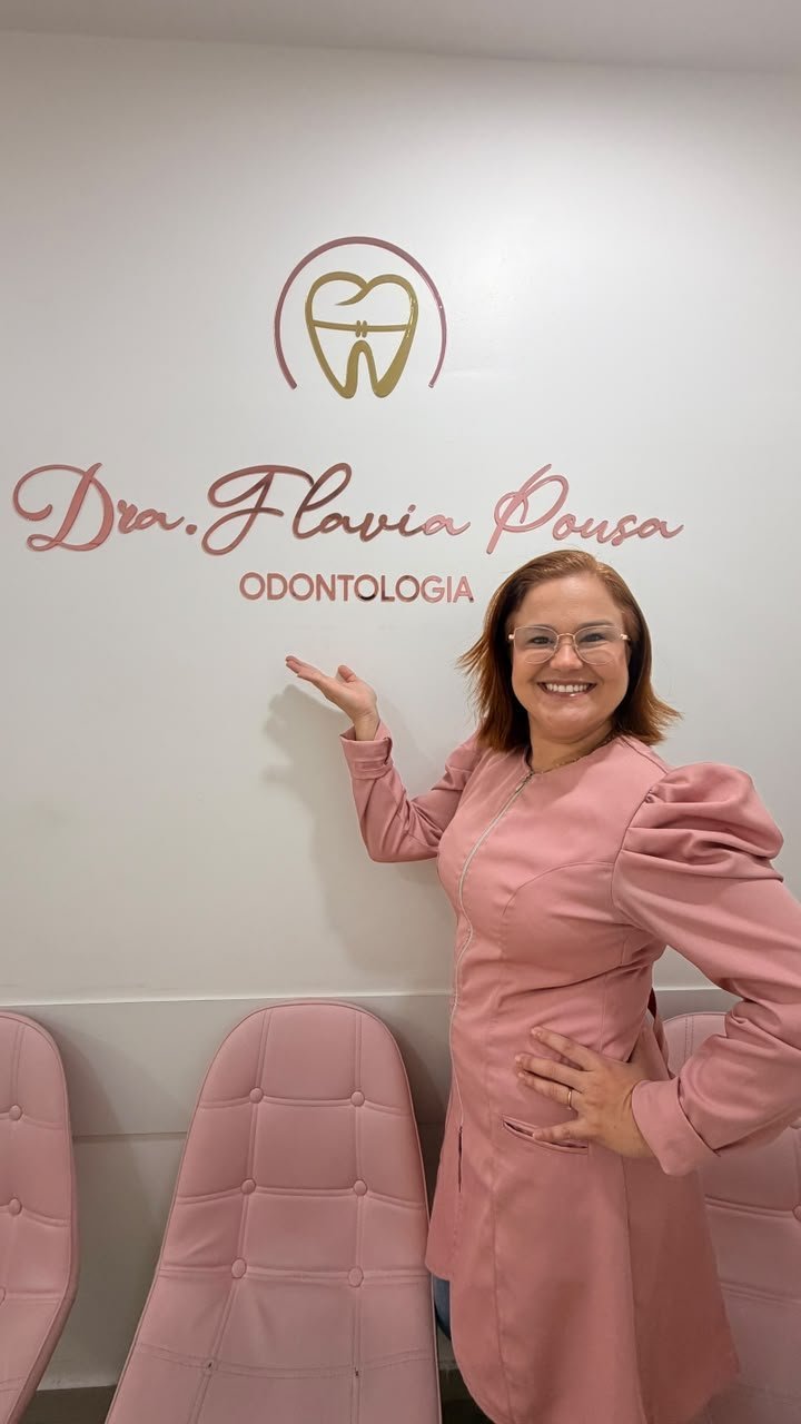 Dra. Flavia Pousa, fundadora e especialista principal da Clínica Odontológica Dra. Flavia Pousa, Barra da Tijuca, RJ